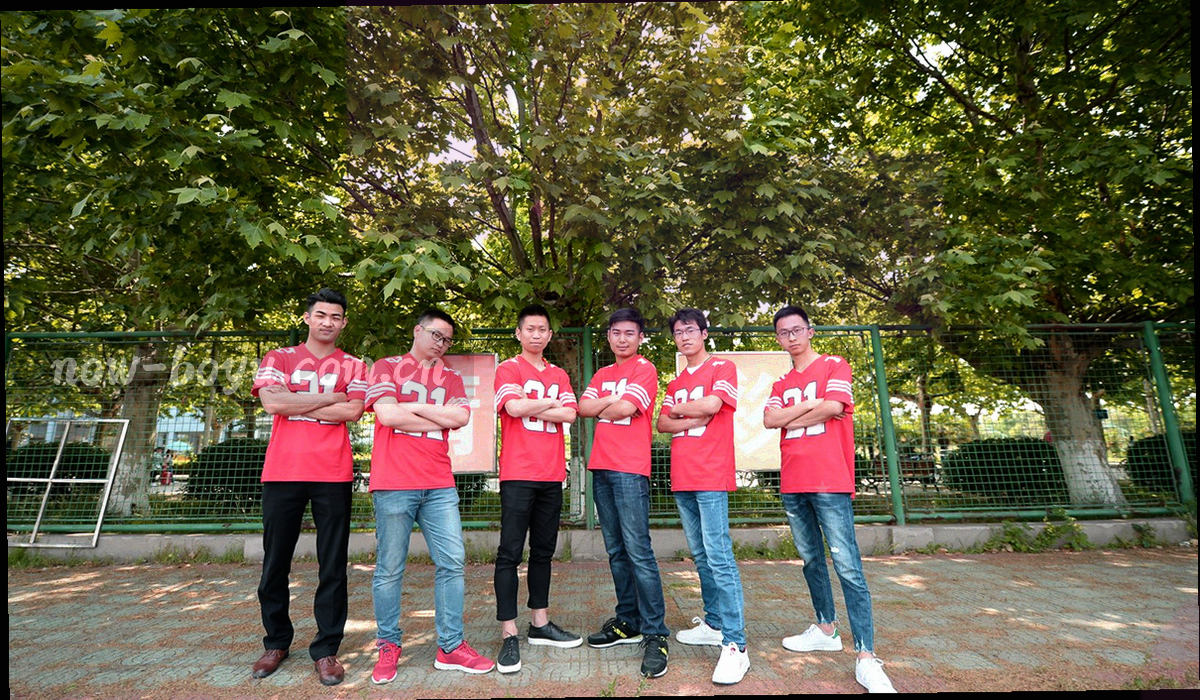抽象档案卡与问号形光带交叠的问答主题视觉，深蓝底色点缀珊瑚橙提示光点